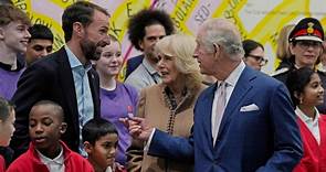 King Charles and Camilla meet Gareth Southgate during visit to Manchester | UK News | Sky News