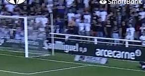 😁 ¡La alegría del primer gol! 😁 Juan Artola debutó en La Liga y lo hizo de la mejor forma posible, anotando el gol de la victoria en el #BurgosCFMálaga. #EstoVaEnSerio | #LaLigaHighlights