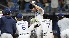 Lowe delivers 2nd career walk-off HR to seal extra-innings win