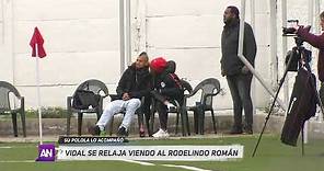 Arturo Vidal disfruta sus vacaciones con su novia viendo al Rodelindo Román