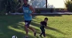 Isco vuelve loco a su hijo: el caño más entrañable