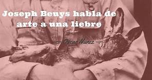 Joseph Beuys le habla de arte a una liebre