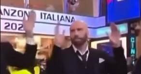 John Travolta balla il ballo del qua qua a Sanremo per il quale non firma la liberatoria.