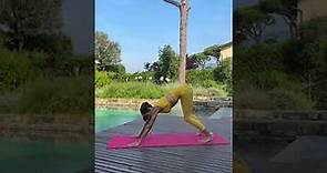 Diretta yoga per alleggerire le gambe | Michela Coppa