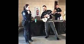 No Olvida Sus Raices!!! Mujer Policia Americana canta Los Laureles