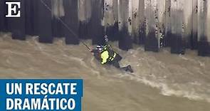 El difícil rescate en helicóptero de un hombre en el río Los Ángeles | EL PAÍS