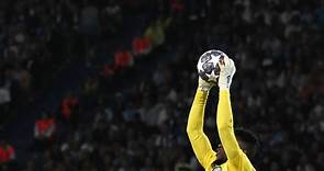 Portero del Inter de Milán, André Onana, lució guantes 'made in' México en la final de la Champions League - La Opinión