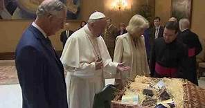 El príncipe Carlos de Inglaterra y su esposa visitan al papa en el Vaticano