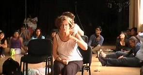 Clase práctica de Cecília Boal sobre el Teatro del Oprimido.