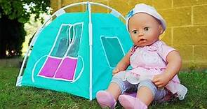 Campeggio nella natura con le bambole! Tenda e sacco a pelo per giocattoli! Video per bambini