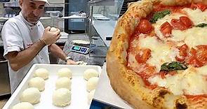 Pizzaiolo Napoletano prepara l'impasto per la Pizza napoletana nella sua pizzeria a Roma 🇮🇹