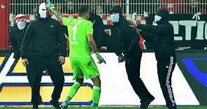 Union Berlin Goalkeeper Rafa Gikiewicz Confronts Own Fans In Chaotic Berlin Derby | 02/11/2019