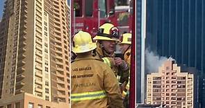 Buscan a posibles víctimas atrapadas tras incendio de un edificio de 27 pisos en el centro de Los Ángeles