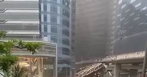 香港天氣資訊中心 - 荃灣荃景圍天橋一帶嚴重水浸。 加入香港氣象聊天室一齊討論：...