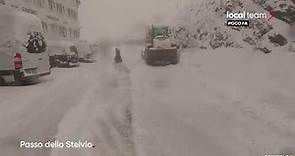 LIVE Abbondante nevicata al Passo dello Stelvio, prima neve d'autunno sulle Alpi: diretta video