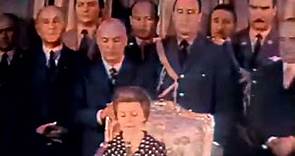Isabel Perón anuncia la muerte del General Perón [Colorizado]