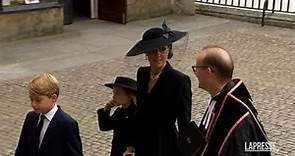 Kate con George e Charlotte e Camilla arrivano a Westminster