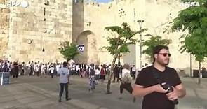 Gerusalemme, israeliani in marcia lungo le mura nonostante il divieto