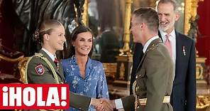 Besamanos: La princesa Leonor saluda a sus compañeros de la Academia ante las bromas de sus padres
