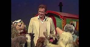 The Muppet Show - 524: Roger Moore - “Talk to the Animals” (1980)