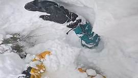 Kopfüber im Schnee: Skifahrer rettet Snowboarder in Not