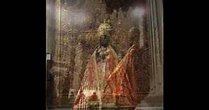 The statue of Saint Peter in Pontifical [Papal] Vestments