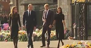 William e Kate escono con Harry e Meghan dal castello di Windsor per salutare la folla