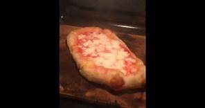 Pizza su pietra refrattaria nel forno di casa