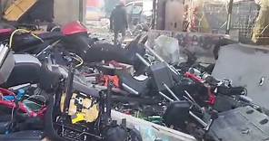 L'officina dei mezzi rubati nel campo rom di via Bonfadini: moto e bici pronte per essere smontate
