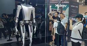 特斯拉機器人Optimus現身世界AI大會 身高172、可單手舉鋼琴 | 科技 | 中央社 CNA