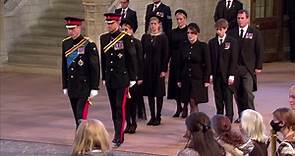 Addio a Elisabetta II, tutti i nipoti riuniti per la veglia: William e Harry in uniforme fianco a fianco