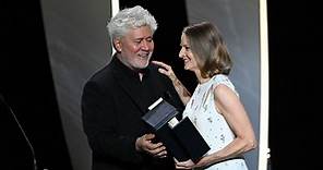 Jodie Foster recibe de manos de Almodóvar la Palma de Oro de Honor en Cannes