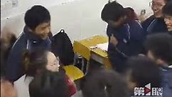 学生教室里打架老师赶来劝阻 ，结局亮了！