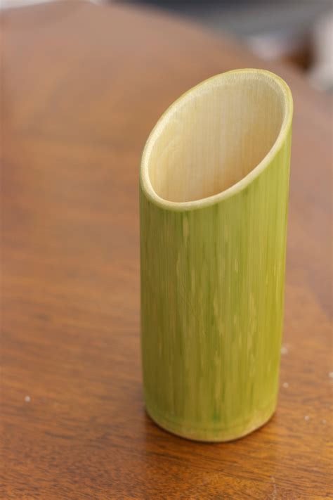 Membuat Kerajinan Gelas dari Bambu dengan Kreativitas Tinggi