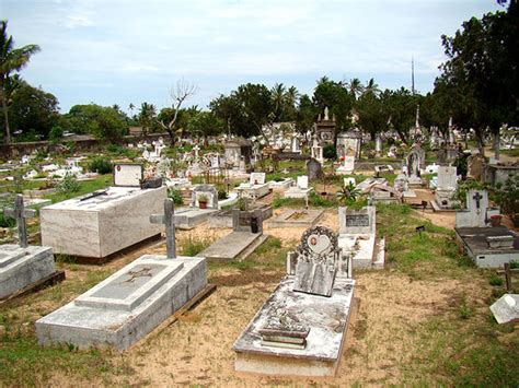 இடுகாடு Cemetery,burial ground