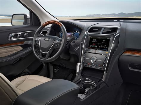 Showcasing convenience features like the power liftgate in the 2016 Ford Explorer interior