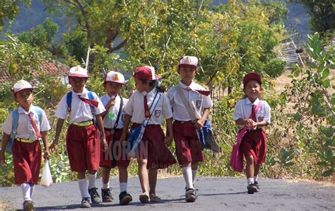 Anak jalan kaki ke sekolah