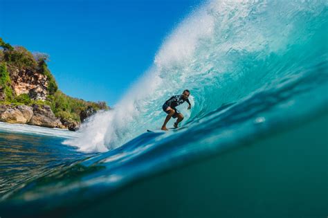Mencoba surfing di Pantai Kuta Bali