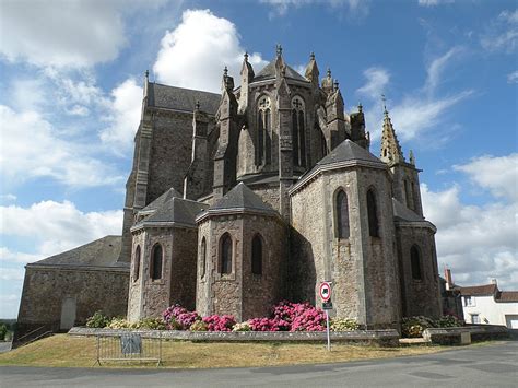 Basilique Notre-Dame de Pitié de La Chapelle-Saint-Laurent à La Chapelle-Saint-Laurent