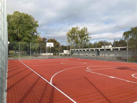 Basketballplatz an der Merkur Akademie