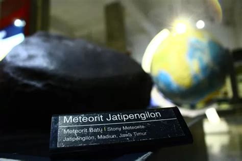 Batu meteorit dari museum geologi indonesia