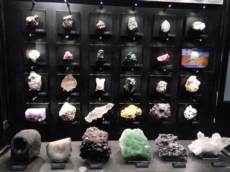 Batuan dan mineral dari museum geologi indonesia