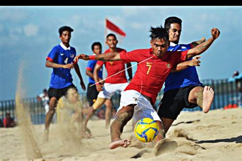 Bermain Sepak Bola Pantai