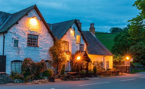COUNTRY PUB & DINING