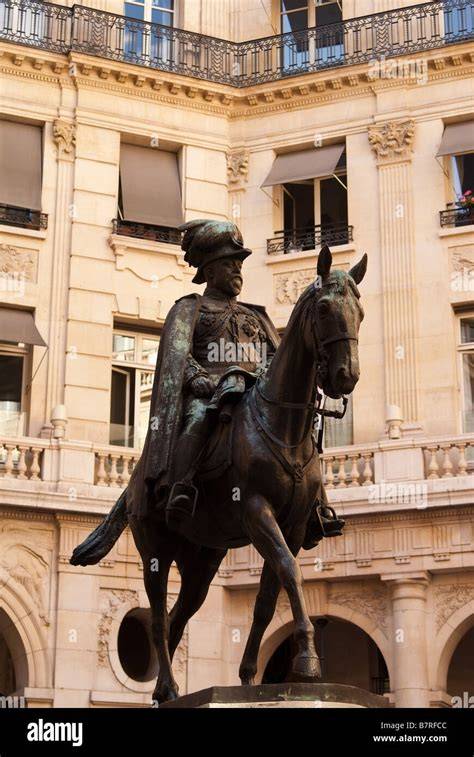 Cavalier. à Paris