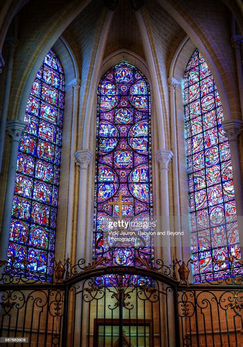 Chartres: A Digital Guide to Stained Glass Windows for Cathedral Visitors