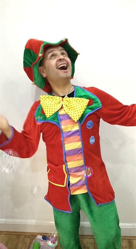 Childrens Entertainer Balloon Modeller Clown Kids birthday Party Magician Face Painter London hire