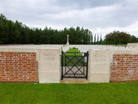 Cimetière Militaire du bois de Mailly - Mailly Wood Cemetery à Mailly-Maillet