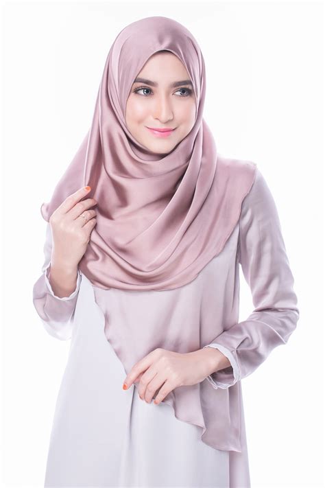 Classic and Elegant Tutorial Hijab Kebaya Segi Empat