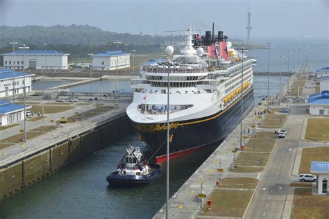 Cruise through Panama